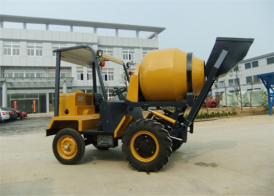China 1.5 ton van Kipwagenchassi de Draagbare Concrete Mixers, 680L Machine van het de Ladings Concrete Mengsel van de Trommelcapaciteit de Zelf leverancier