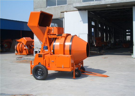 China Hydraulische Tippende Vultrechter Mobiele Diesel Concrete Mixermachine voor Beton die de Werken mengen leverancier